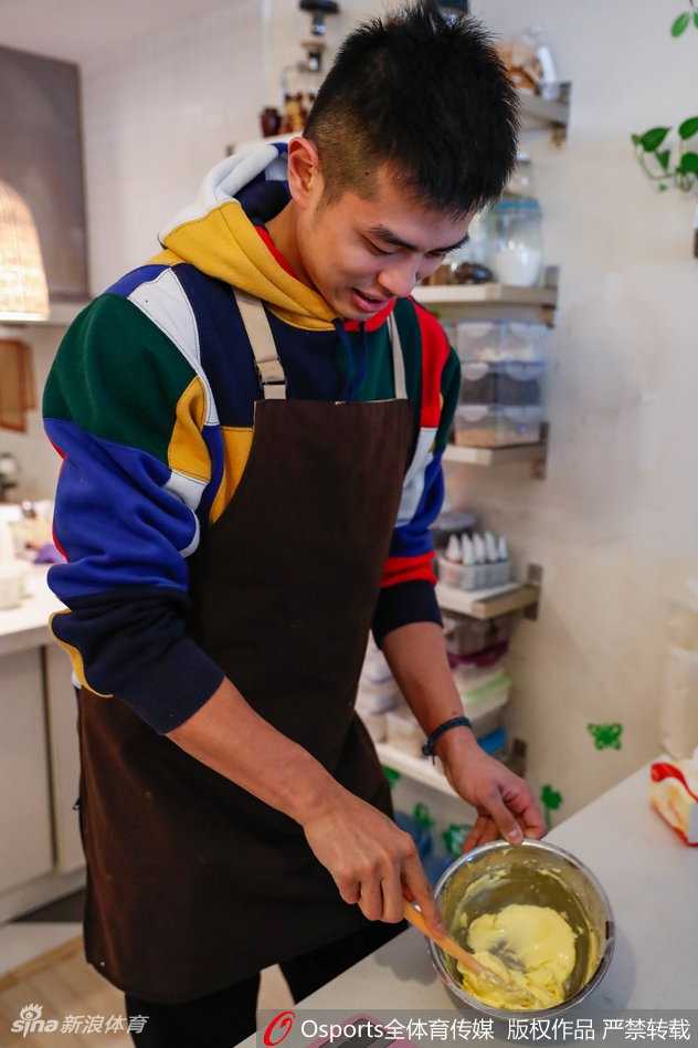 方硕拿起裱花袋，在饼干上细心勾勒，挤出精美的奶油花纹，专注的神情仿佛在球场上执行最后一攻的战术。