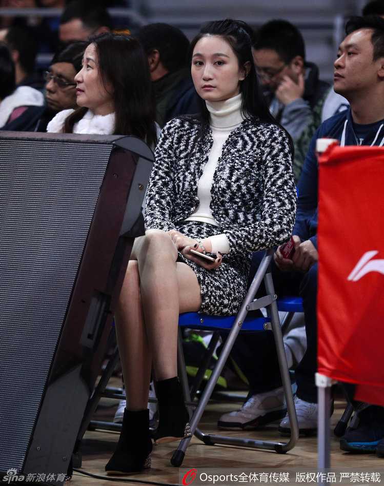 琼斯遭遇包夹，在防守球员的重重围堵中奋力护球，试图寻找出球的一线生机。