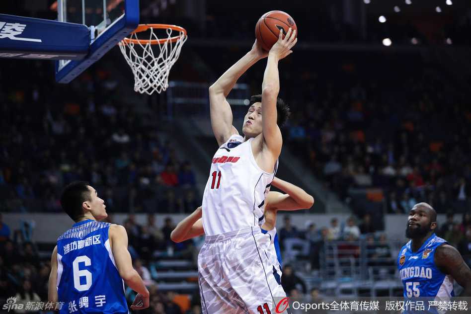 张骋宇持球突破，眼神坚定，他在关键时刻敢于承担责任，是青岛队本土球员的中流砥柱。