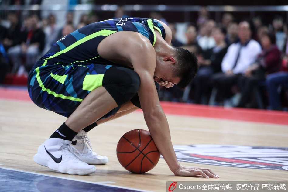 铁血战神浴火归,记广东德比易建联眼伤下的王者归来 队医全神贯注地为易建联检查眼部伤势,灯光下可以看到阿联的眼角已微微泛红。他强忍着不适,配合着队医的治疗,身边的替补席显得格外安静,所有人都为他的状况捏一把汗。