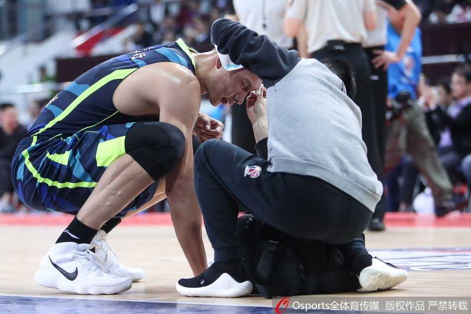 铁血战神浴火归,记广东德比易建联眼伤下的王者归来 易建联在争抢篮板球瞬间,被对方球员手指不慎戳中右眼,剧痛之下他立即捂住面部,身体蜷曲,表情因疼痛而显得格外狰狞,队医和队友迅速围拢过来查看情况。