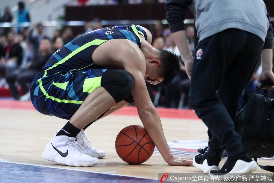 铁血战神浴火归,记广东德比易建联眼伤下的王者归来 带伤作战的易建联在进攻端威力不减,他利用节奏变化过掉防守人,直杀篮下。尽管对手试图用犯规阻挡,但阿联依然在空中保持平衡,强行将球送入篮筐,展现出顶级的核心力量。