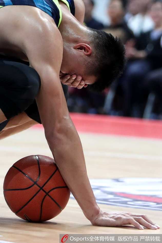 铁血战神浴火归,记广东德比易建联眼伤下的王者归来 上半场受伤后,易建联回到场上执行罚球。他眼神坚毅地注视着篮筐,眼部还带着些许红肿,但这丝毫没有影响他的投篮动作,篮球划过一道完美的弧线空心入网。