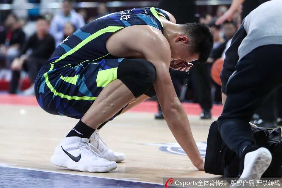 铁血战神浴火归,记广东德比易建联眼伤下的王者归来 易建联高高跃起,抢下关键防守篮板。尽管眼部有伤,但在争抢篮板时他依然毫无保留,手臂完全伸展,在空中展现出绝对的统治力,仿佛在告诉对手,这片禁区不容侵犯。