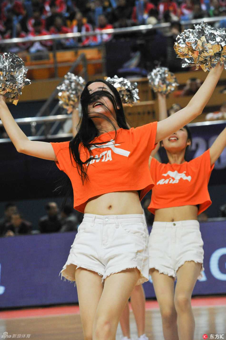 终场哨响前的最后一次死球，拉拉队队长带领全员向看台抛洒签名小球，镜头定格在一位腾空跃起的宝贝身上，她飞扬的发丝仿佛还带着比赛最后关头的紧张余温。