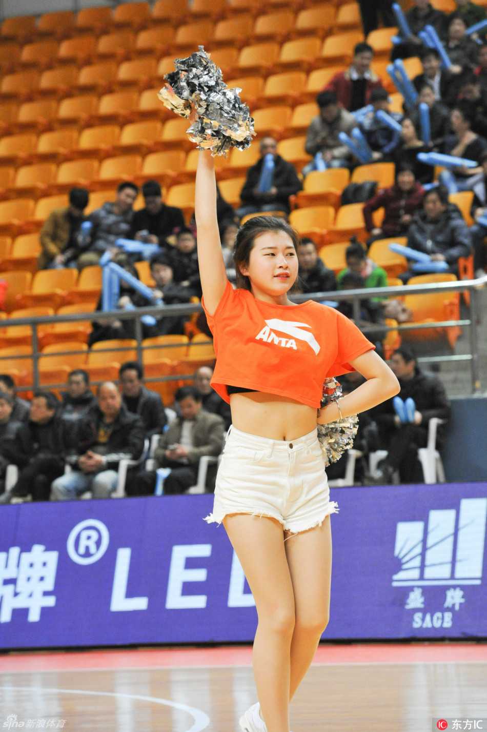 一位单膝跪地的宝贝将花球举过头顶，身后的队友张开双臂如凤凰展翅，她们的身影恰好与场馆大屏幕上“宁波主场”的字样重叠，构成一幅力与美交融的画面。