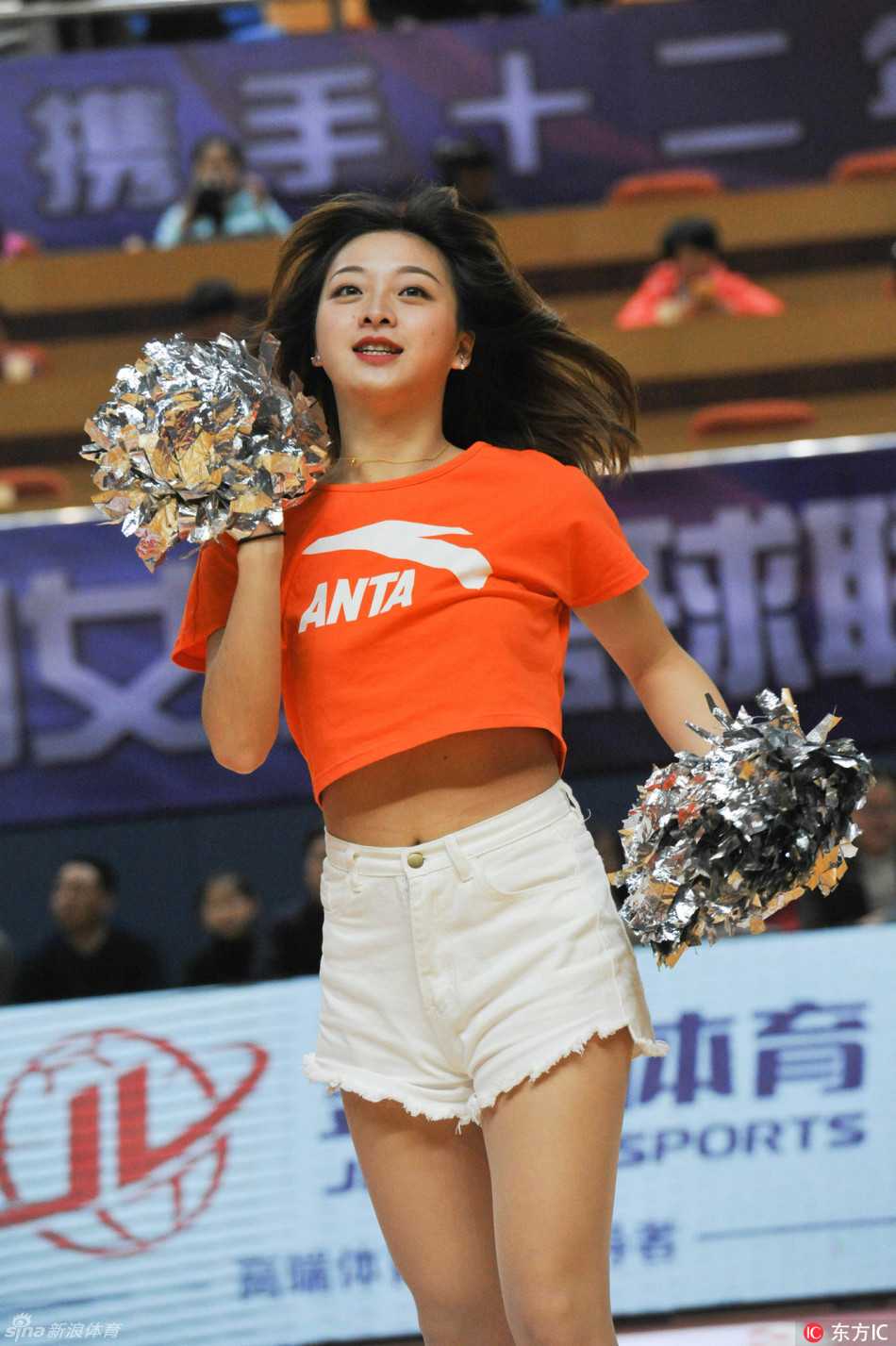 宝贝们背对镜头排成一列，双手举过头顶比出心形，观众席上挥舞的荧光棒汇成粉色海洋，她们用青春活力为这场军旅德比涂抹上最温柔的底色。