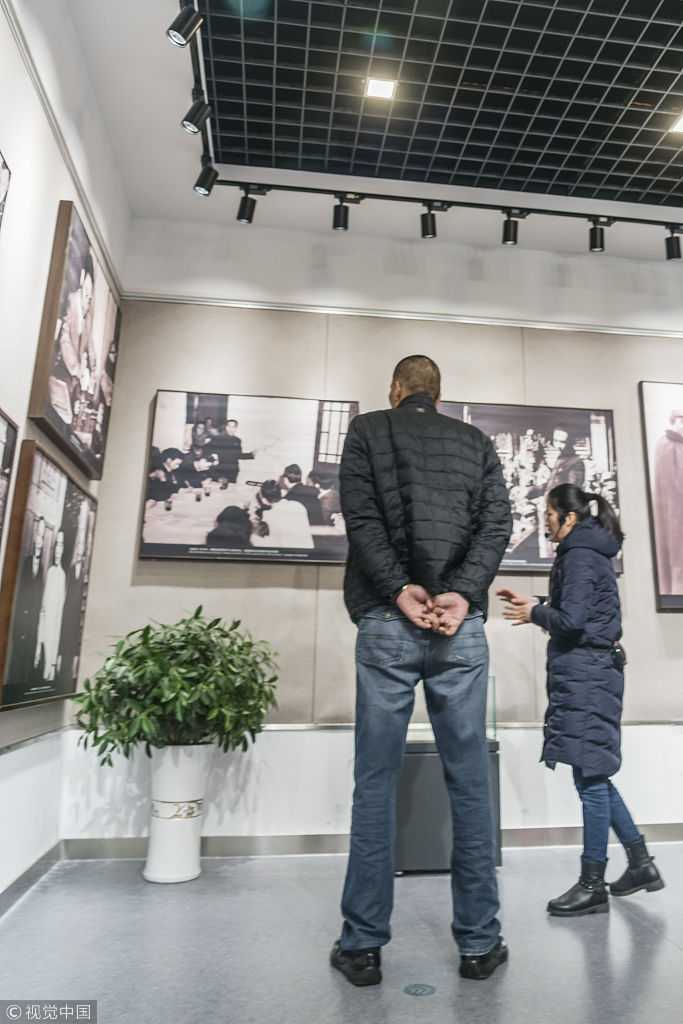 在周恩来遗物陈列馆附近，巴特尔神情肃穆地看向远方，背景是仿北京中南海西花厅的建筑一角