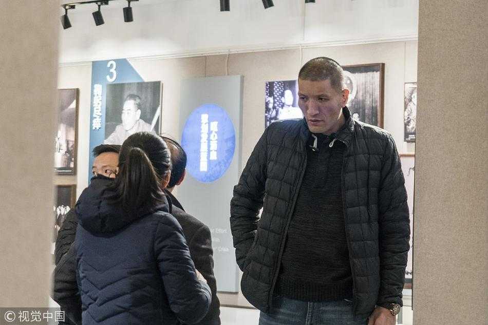 巴特尔凝视着周恩来总理的汉白玉坐像，目光深邃，仿佛在跨越时空的敬意中找寻初心