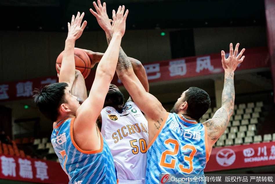 江苏肯帝亚外援布鲁克斯三分线外自信出手，篮球在空中划过优美弧线，尽管空砍34分，但他的飘逸球风仍是本轮最亮眼的风景。