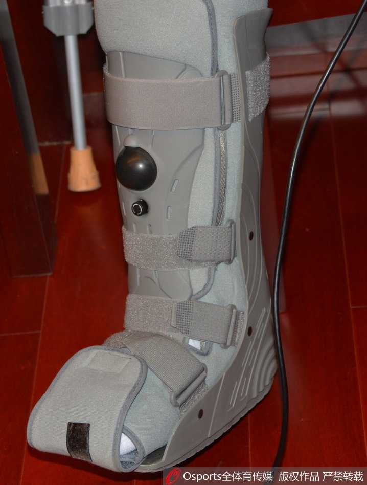 铁血队长的拄拐身影:睢冉伤停期心系山东男篮,三连客前现身训练场送行 训练间隙,睢冉与山东高速男篮主教练凯撒进行交流,他右脚上的护具在灯光下格外显眼,凯撒则微微弯腰,认真地倾听着爱将的见解。