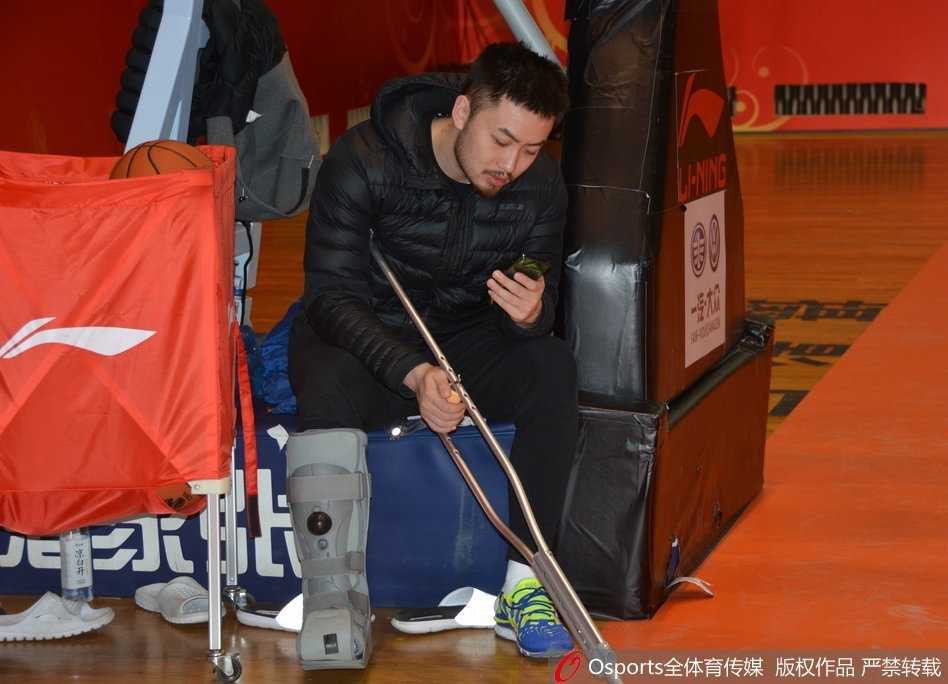 铁血队长的拄拐身影:睢冉伤停期心系山东男篮,三连客前现身训练场送行 山东高速男篮赛前训练,受伤的队长睢冉拄着双拐,右脚穿着巨大的白色保护靴,独自坐在场边的椅子上,神情专注地看着远处正在热身的队友们。