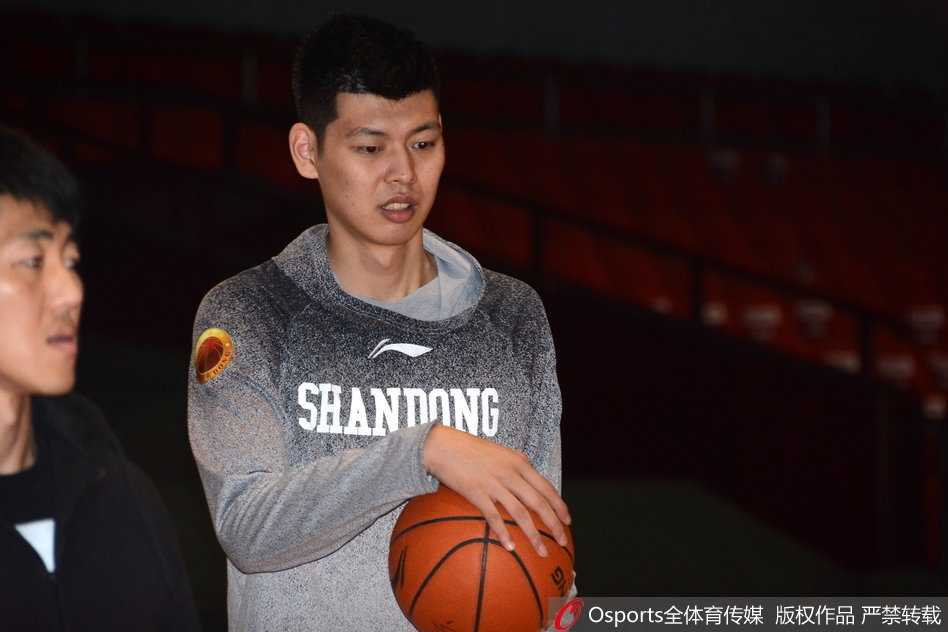 铁血队长的拄拐身影:睢冉伤停期心系山东男篮,三连客前现身训练场送行 训练场边,睢冉的拐杖和醒目的脚上护具成为焦点,他正望向远方,眼神中充满了对重返赛场的渴望和对队友们的信任。