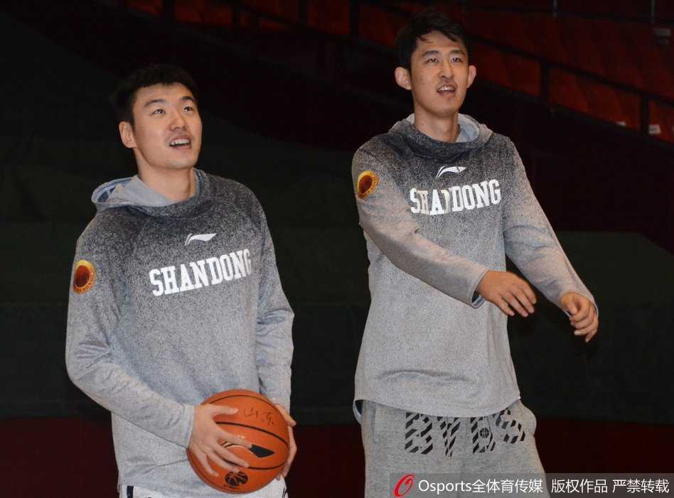 铁血队长的拄拐身影:睢冉伤停期心系山东男篮,三连客前现身训练场送行 山东高速男篮的备战训练中,睢冉拄着拐杖站在场边,看着队友们进行战术跑位,他的身影在空旷的训练馆里显得孤独却又坚定。