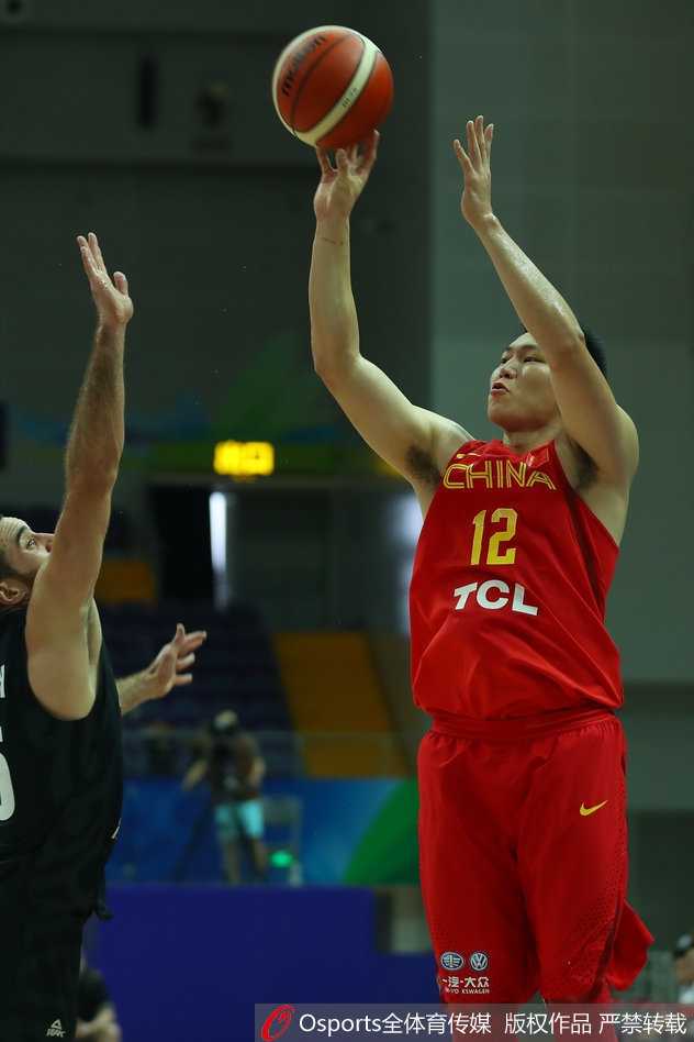 铁血防守铸就大胜,中国男篮蓝队昆山击退新西兰 比赛结束后,中国男篮蓝队的球员们围成一圈,互相鼓劲呐喊,他们的脸上洋溢着胜利的喜悦,更有对未来的坚定信念。