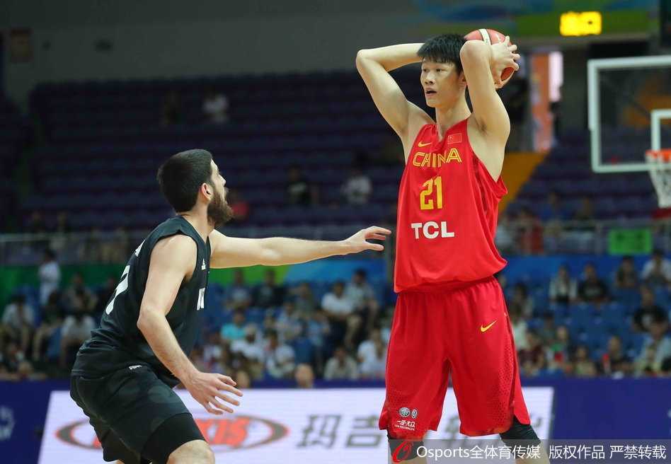 铁血防守铸就大胜,中国男篮蓝队昆山击退新西兰 队长周鹏眼神坚毅,他在三分线外果断出手,皮球划出一道美妙的弧线直钻网窝,这一球彻底击碎了新西兰队追分的希望。