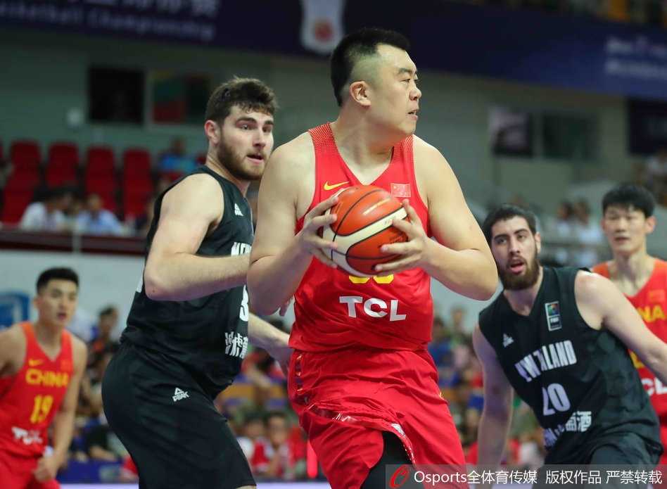 铁血防守铸就大胜,中国男篮蓝队昆山击退新西兰 郭艾伦如闪电般撕裂新西兰队的防线,他利用标志性的犀利突破,在对方高大内线的围堵下,空中漂移将球送进篮筐,尽显亚洲第一控卫的风采。