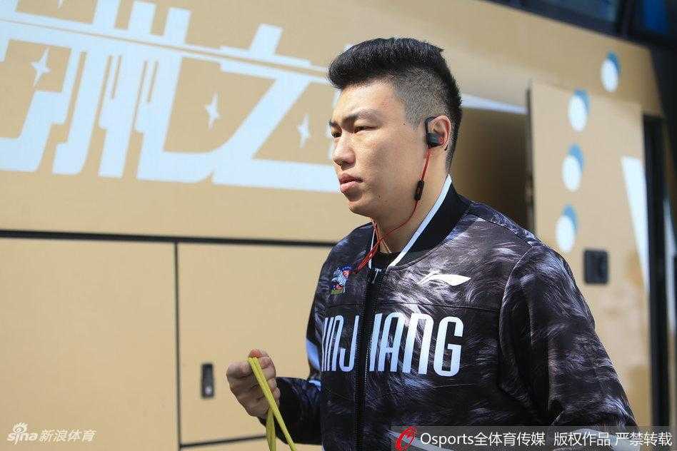 铁血飞虎,浴血逐梦——记新疆男篮总决赛前的最后一练 新疆队训练中全员状态紧绷,周琦与队友进行挡拆配合,全队团结一心迎接即将到来的总决赛赛点之战。