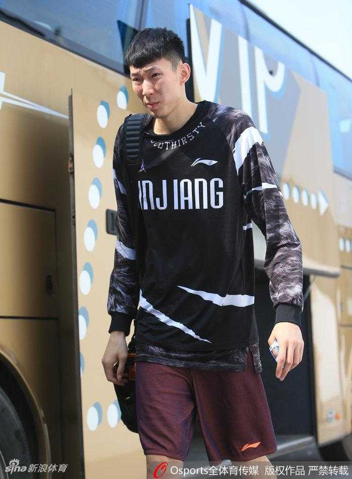 铁血飞虎,浴血逐梦——记新疆男篮总决赛前的最后一练 周琦左手拇指缠着厚厚的白色绷带,神情严峻地低头走入训练馆,眼神中透露出忍着剧痛的坚毅与对胜利的渴望。