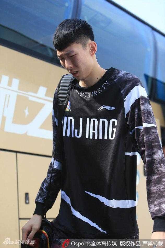 铁血飞虎,浴血逐梦——记新疆男篮总决赛前的最后一练 西热力江在训练中张手防守,面目狰狞全力以赴,骨子里的求胜欲望让他每一次训练都如同实战。