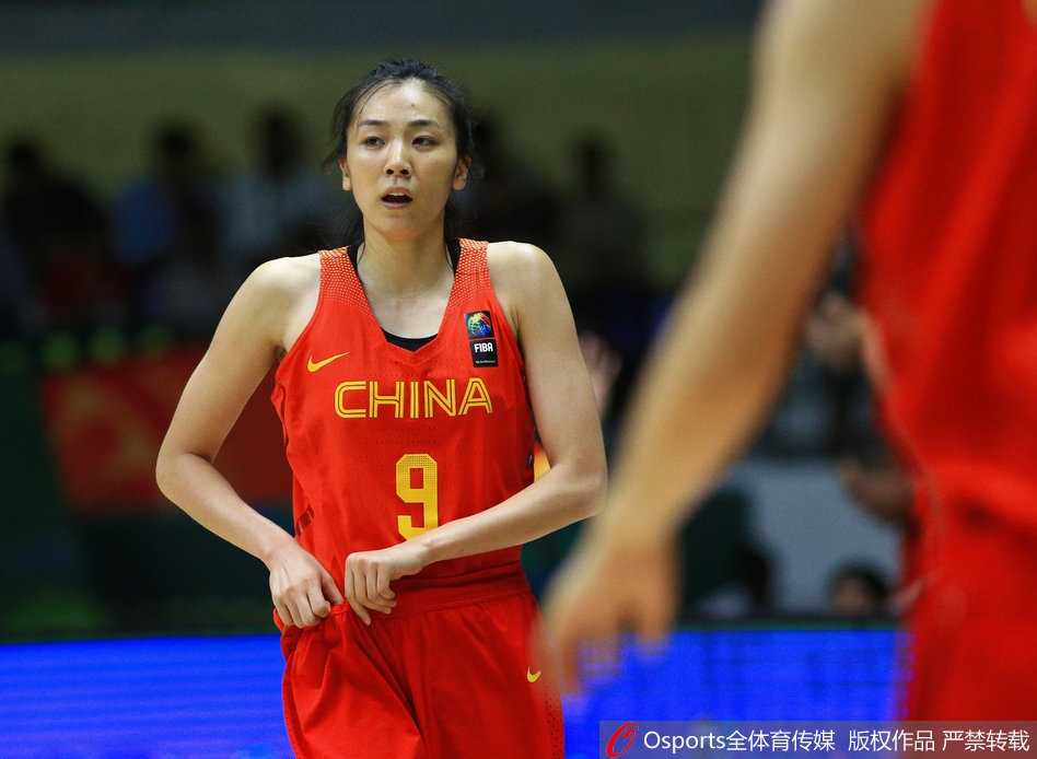 身披国家队战袍的黄思静在三分线外果断出手，皮球在空中划出一道完美的彩虹，她的眼神中充满了自信与坚定，这一球正是她全场16分出色发挥的缩影。