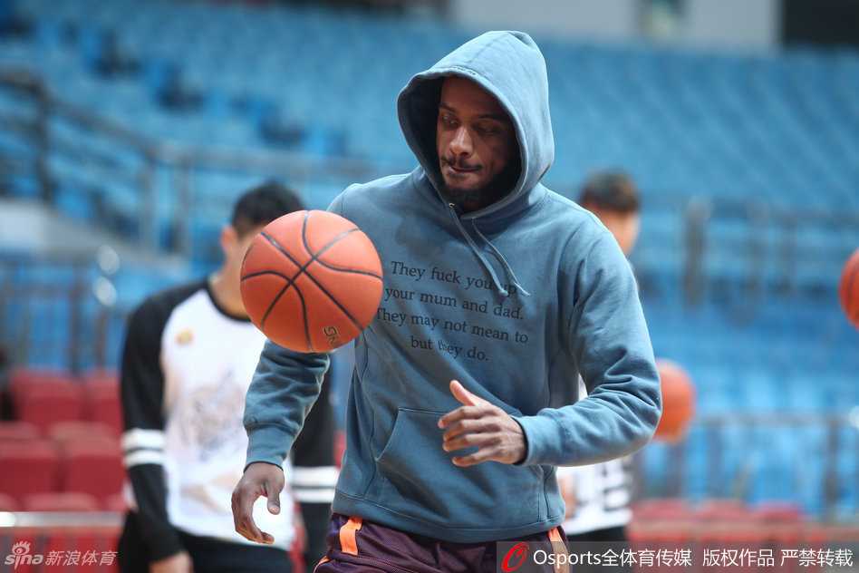 布朗启动突破准备上篮，身体腾空瞬间咬紧牙关，狰狞表情下是渴望进步的决心