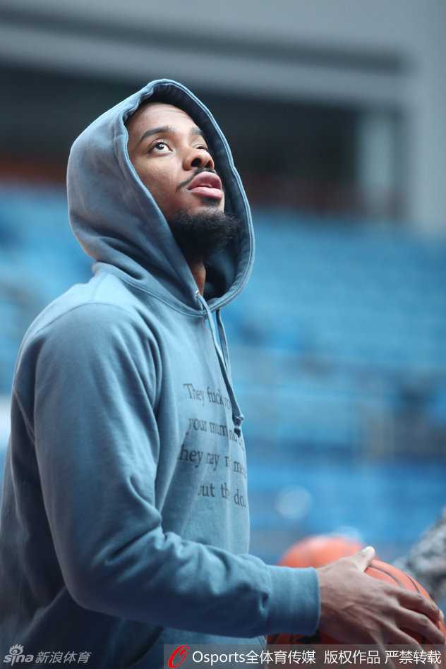 张永鹏迈开长腿轻松完成上篮动作，舒展身形如尺子丈量般精准