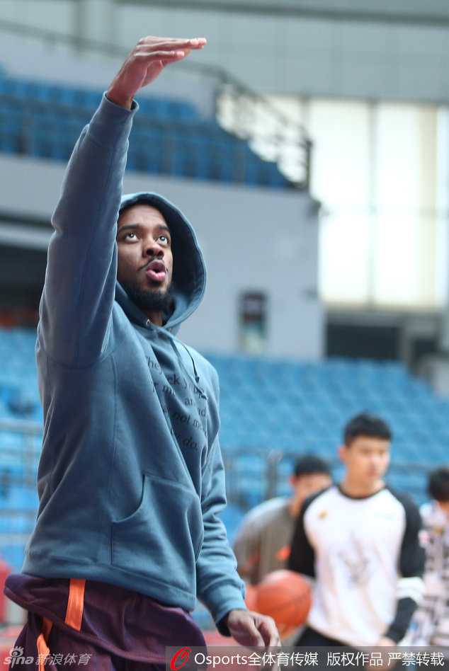赵杭单手托球举火烧天，面对篮筐滑翔劈扣，展现内线球员的劲爆身体素质