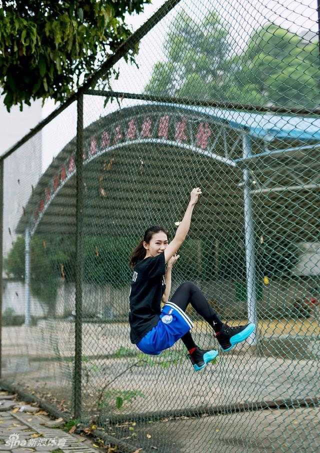 加内特在训练营中弯腰为高珊纠正低位防守姿势，高珊认真聆听，眼神里满是崇拜