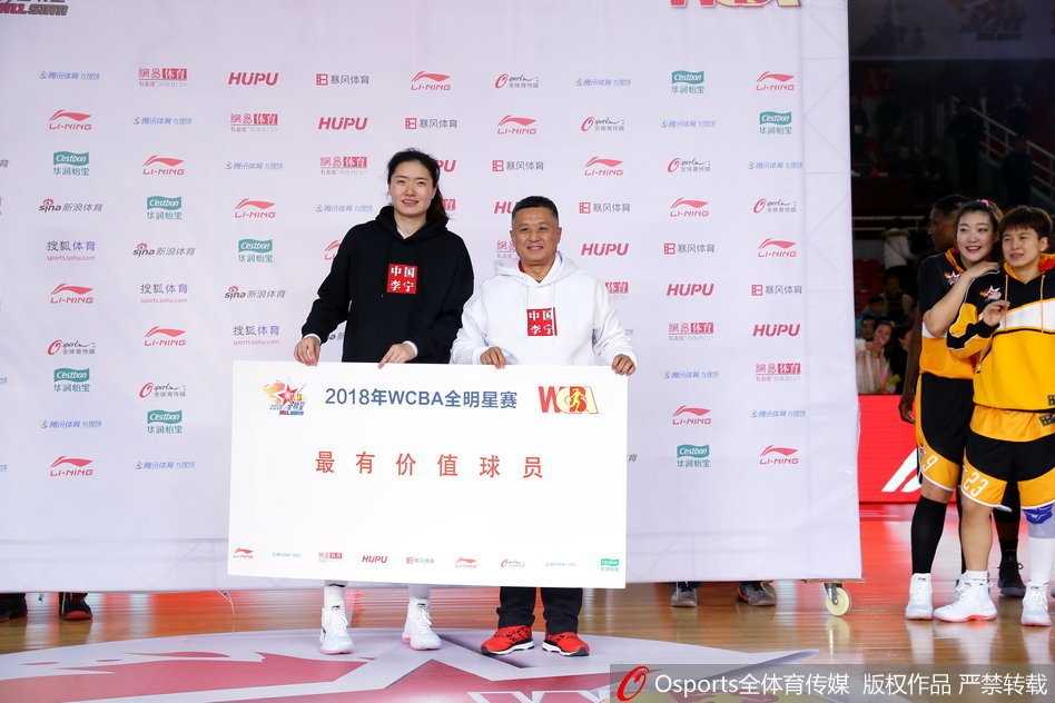 技巧王杨力维、三分王金佳宝与MVP露雯三人同框，手中各自捧着象征荣誉的奖杯，她们的笑容交织在一起，构成了WCBA全明星赛当晚最辉煌的画卷。