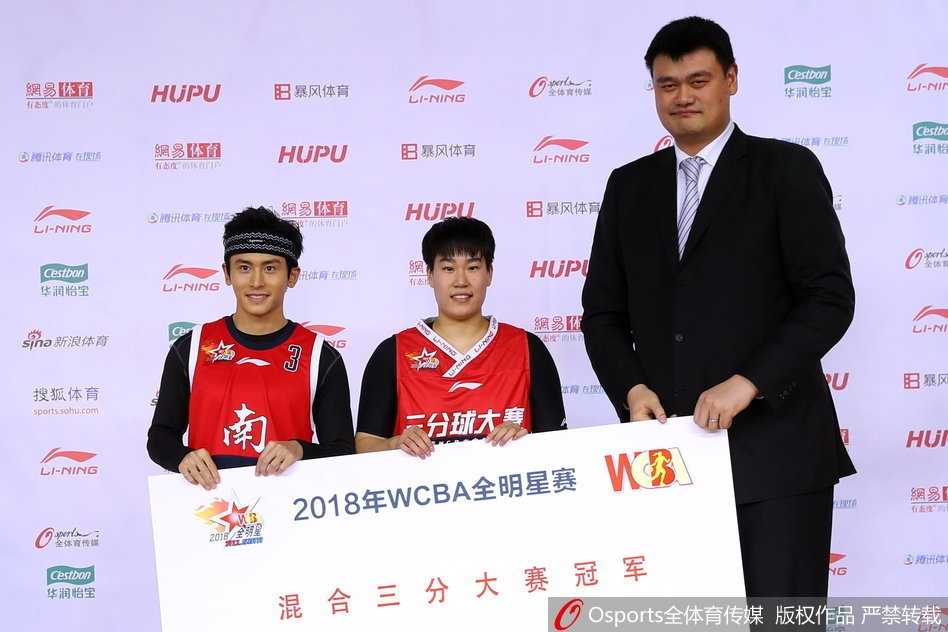 颁奖仪式上，露雯高高举起全明星赛MVP奖杯，身旁的队友们纷纷为她鼓掌欢呼。这一刻，她不仅是南区的功臣，更是全场的焦点，笑容灿烂夺目。