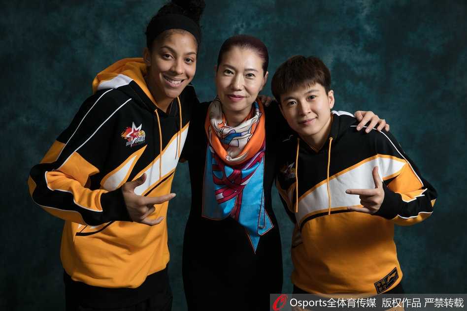 北区全队集结，姑娘们身着统一的白红配色外套，或坐或立，在摄影棚内排开阵型。邵婷与队友们轻松交谈，背景的纯色布景更加凸显出这支队伍在比赛前的松弛与团结，一种无形的化学反应在空气中流动。