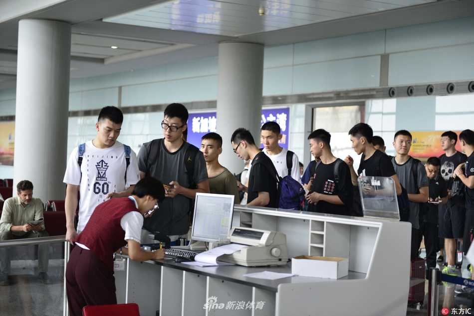 闵鹿蕾率京城男篮远赴重洋 生日当天开启美利坚特训之旅 功勋教头闵鹿蕾在生日当天毫无倦意,他身着首钢队服,在首都机场的登机口前目光坚定地望向远方,仿佛已在对即将到来的太平洋彼岸挑战运筹帷幄。