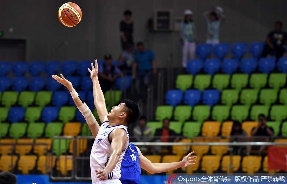 中国篮协主席姚明亲临比赛现场观战，他双手抱胸，全神贯注地盯着场内局势，表情十分严肃。