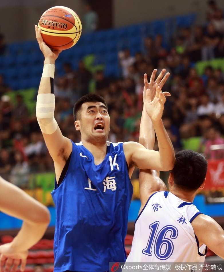 面对场上不利局面，北京队主教练雅尼斯在场边焦急地用手势指挥球员跑位，脸上的表情充满张力。