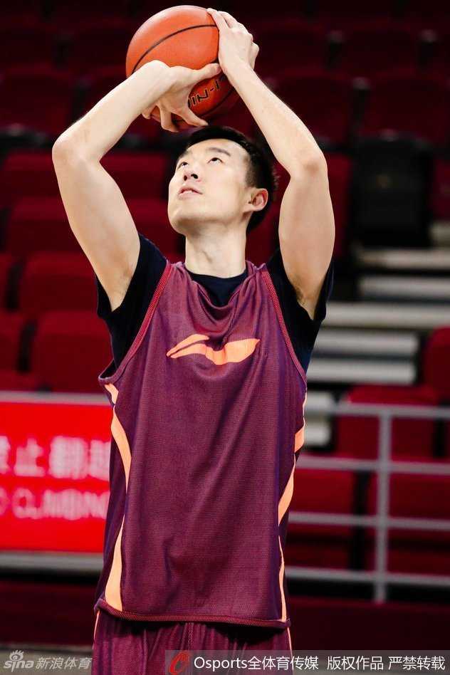 杰瑞特投篮，他高位持球，面对防守虚晃一枪后撤步跳投，动作舒展，作为备选外援他时刻准备着为球队提供火力支援。