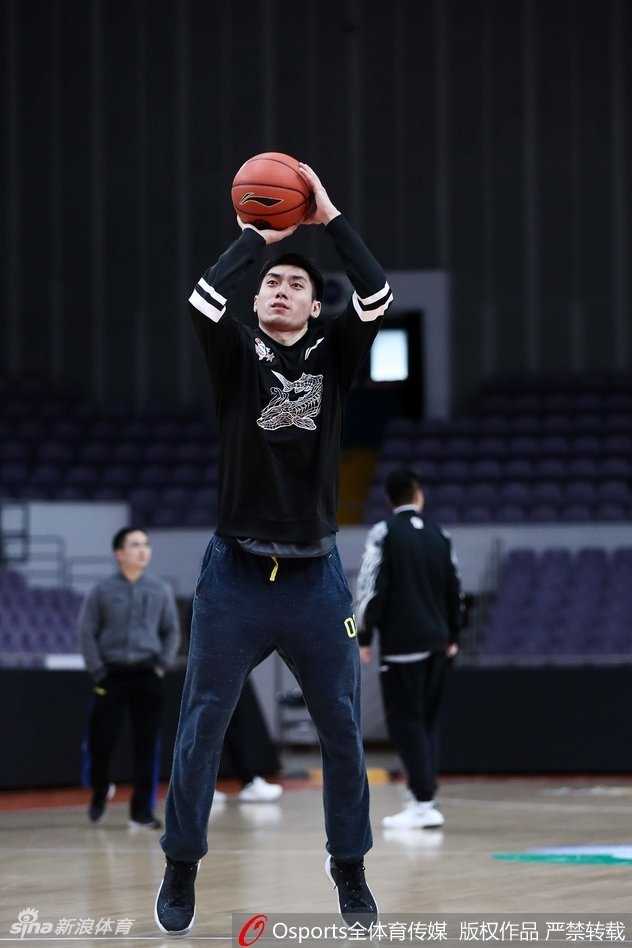 赛前热身训练中，福建男篮全员围成一圈高声呐喊加油，团结一致的氛围感染着在场的每一个人