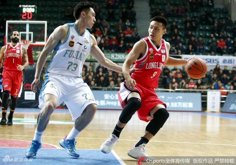 闽粤对决风云再起,福建主场险胜广州完成复仇 广州队的外线核心弗格犹如一道银色闪电,他灵活地穿梭于福建队的重重防线之间,面对王哲林高大的身影,毫无惧色地腾空而起,以一手高难度的抛射挑战着内线长人的权威。