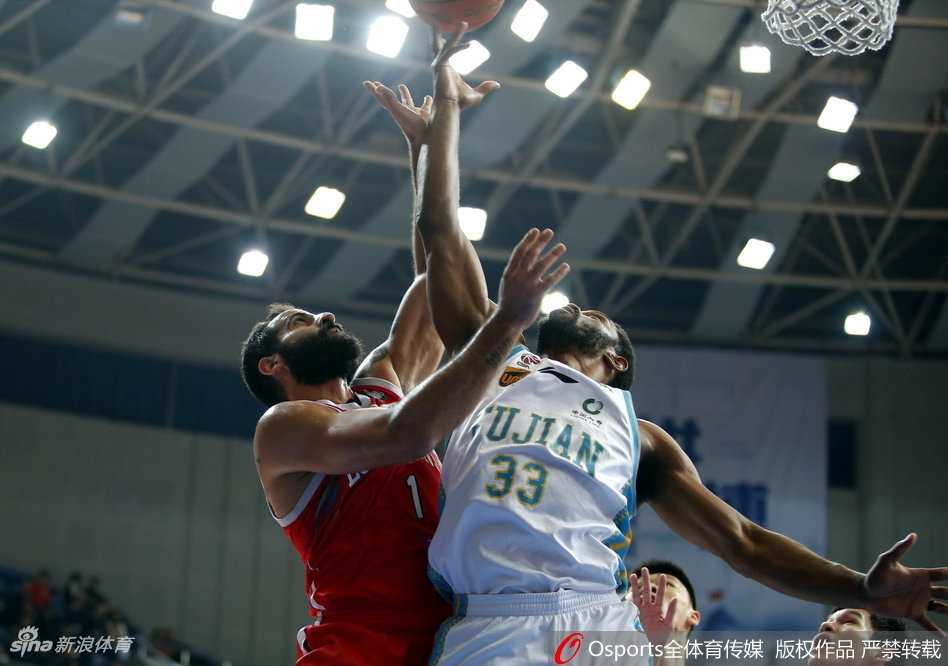 闽粤对决风云再起,福建主场险胜广州完成复仇 广州队的外援汉斯布鲁犹如一辆重型坦克杀入内线,他用宽厚的肩膀扛开王哲林的防守,在身体失衡的情况下依然顽强地将球送入篮筐,仿佛在向全场宣告他不可阻挡的冲击力。