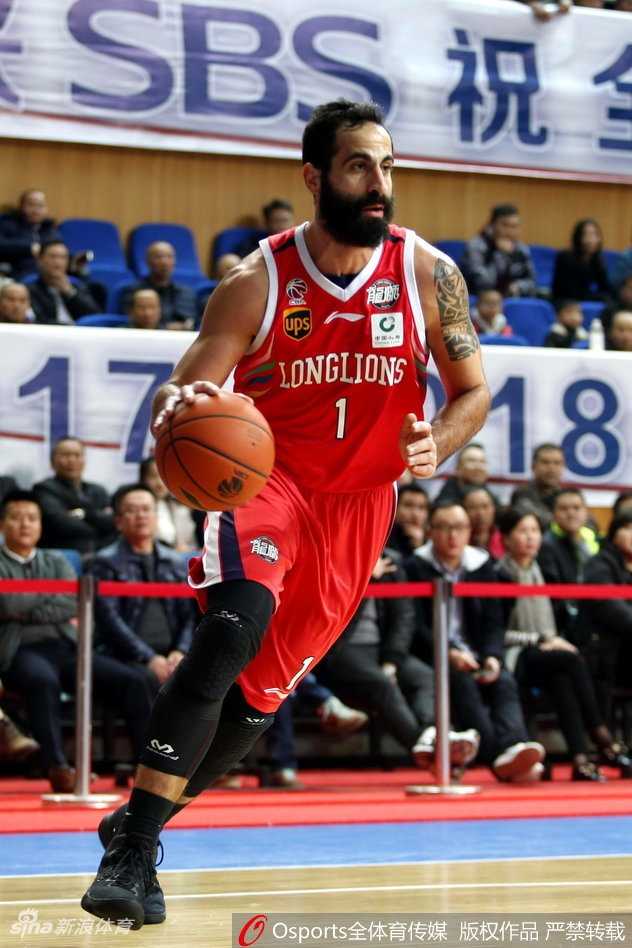 闽粤对决风云再起,福建主场险胜广州完成复仇 比赛哨声吹响的瞬间,福建队当家球星王哲林便如同出笼猛虎,眼神中带着必胜的杀气,在与广州队外援汉斯布鲁的肌肉碰撞中,他高高跃起,率先触碰到球,为福建队拨开了胜利的曙光。