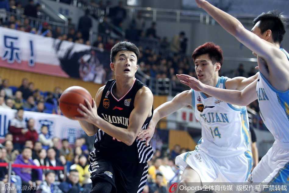 辽宁队进攻核心哈德森在福建队球员双人包夹下依然冷静寻找传球路线，眼神中透露着杀手的本能