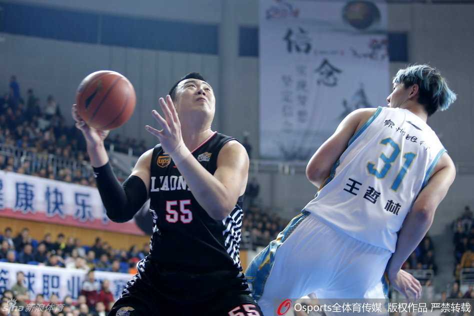 韩德君在对抗中不惜体力卡住位置，为队友创造机会，即使面对多人围堵也寸土不让