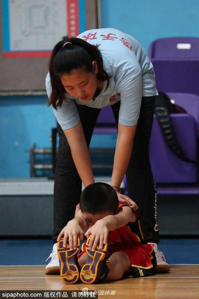 夕阳西下，阜新某社区篮球场上，一场“家BA”比赛正在进行，父子同队，母女观战，画面温馨而充满活力。