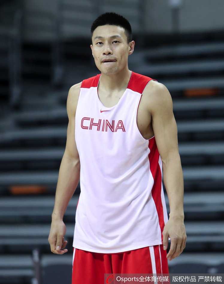 李根在底角三分线外跳投出手,训练中他的外线手感火热,将成为替补席上的重要火力点