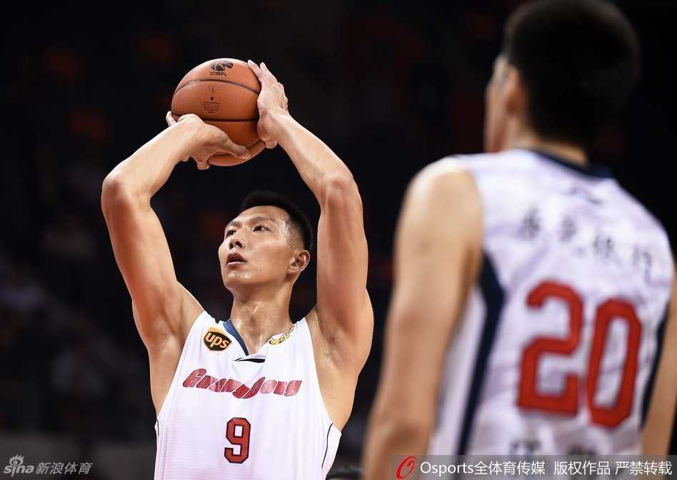 阿联在八一内线群中强行起跳，手臂肌肉线条绷紧，眼神坚毅，如同猛虎出笼般完成一次势大力沉的双手暴扣