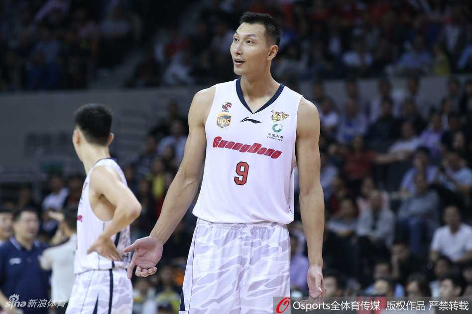 阿联在场上大声呼喊指挥队友跑位，神情严肃而投入，嘴巴张到最大，完全沉浸在这场战斗中。