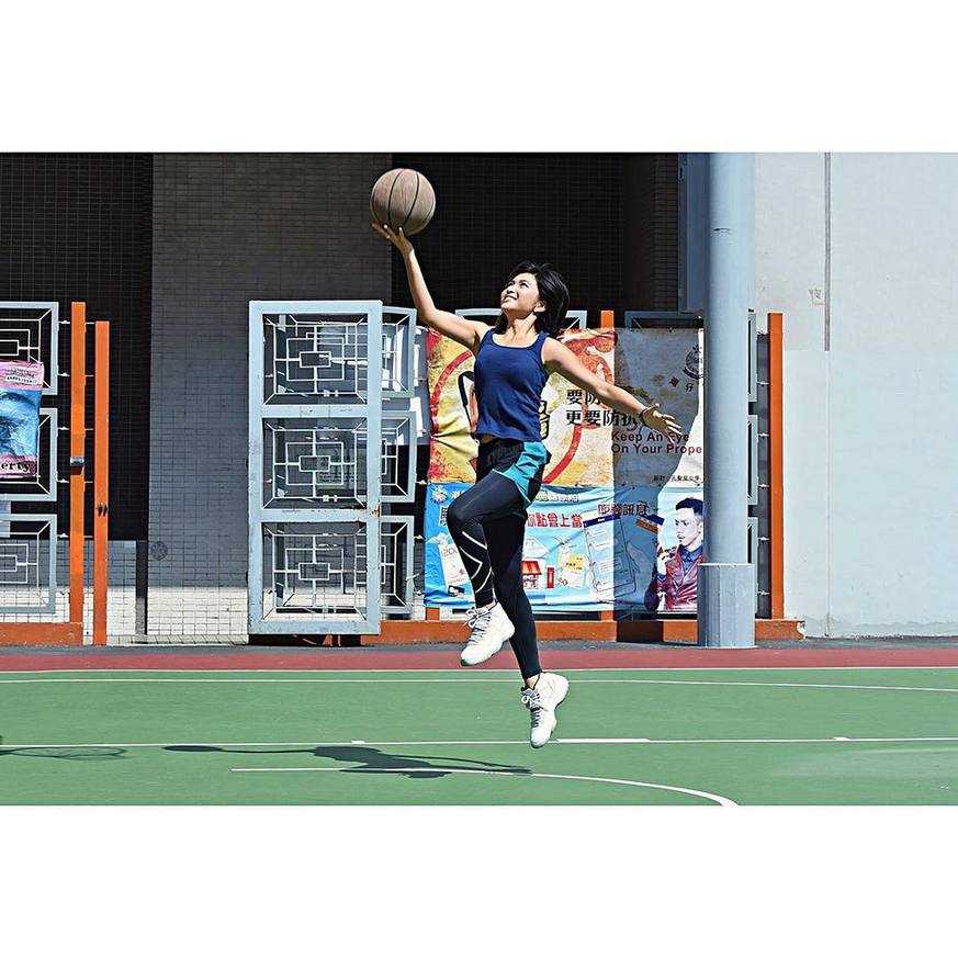 陈伟琪:篮球场上跳跃的烈焰,用汗水雕刻的傲人曲线 身着优雅礼服的陈伟琪手持篮球,展现出与球场上截然不同的魅力。这一身红色礼服将她凹凸有致的身材完美勾勒,而手中的篮球则点明了她内心始终涌动的运动热情。