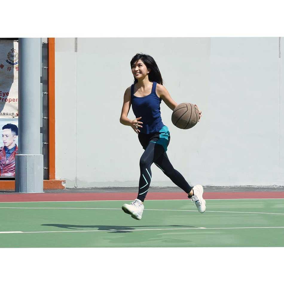 陈伟琪:篮球场上跳跃的烈焰,用汗水雕刻的傲人曲线 陈伟琪双手持球置于身后,回眸一笑,眼神中既有少女的娇俏,又有运动员的坚毅。篮球在这里不仅是运动器材,更像是她展现独特魅力的最佳道具。