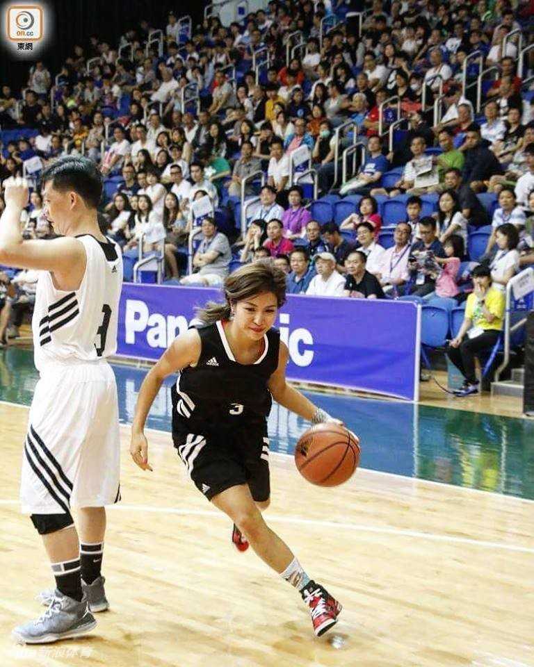 陈伟琪:篮球场上跳跃的烈焰,用汗水雕刻的傲人曲线 在训练场上,陈伟琪面对镜头露出俏皮的笑容,她双手抓球做出夸张的“天女散花”动作,这既展现了她在高强度训练下的轻松心态,也透露出她对篮球发自内心的喜爱。
