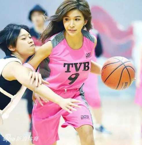 陈伟琪:篮球场上跳跃的烈焰,用汗水雕刻的傲人曲线 球场上的陈伟琪即使在做准备活动时也格外专注,她身着训练服拉伸,紧致的肌肉线条在阳光下若隐若现,这完美线条正是她长期坚持刻苦锻炼、自律自强的勋章。